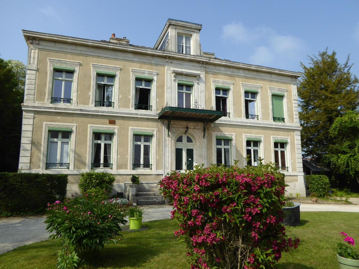 Chateau De Pougy Esterno foto